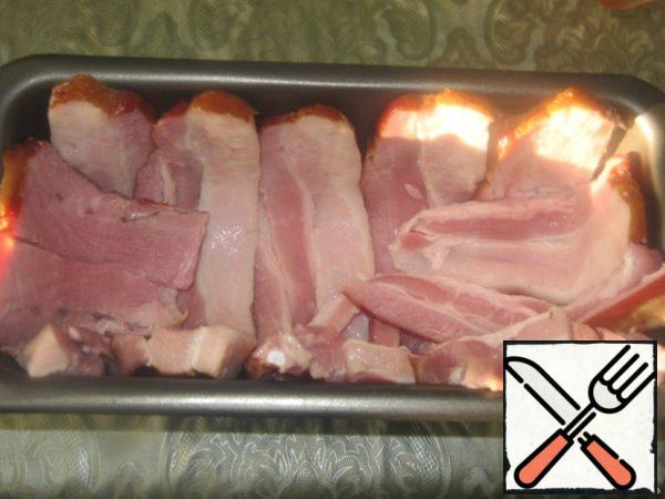 Cut the bacon into strips, lay out the bottom and walls of the mold.