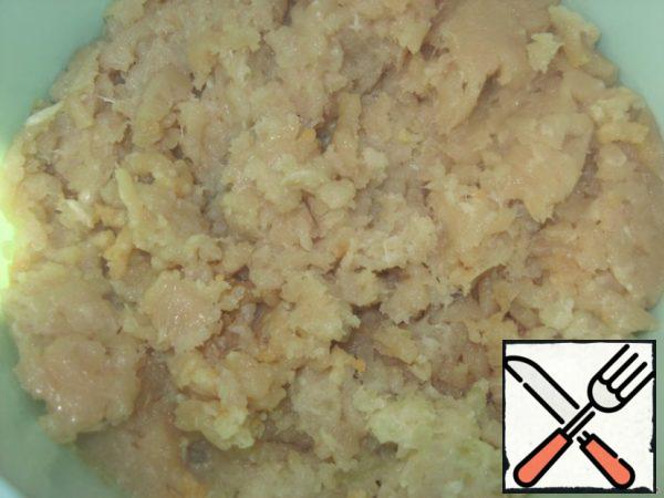 Lay out the first layer of minced chicken.
