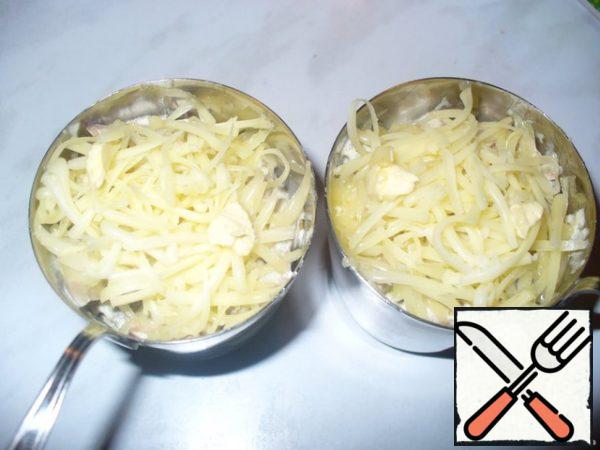 Then transfer the mixture to ramekins, sprinkle with grated cheese. Top, you can put a little bit of butter.
Put in a preheated oven, bake at medium temperature until Golden brown on top.
All! Bon appetit!