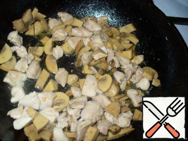 Separate chicken meat from the bone and cut into small enough cubes.
Mushrooms cut .
And fry in butter.