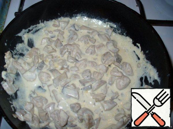 Add salt and pepper to taste and sprinkle a little flour, stir, fry a little more (1 min.), pour the cream, mix well and put out to make the cream a little boiled.