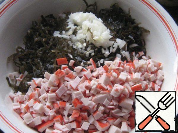 Crab sticks, finely chop the onion.
If seaweed is very long, it is also cut.