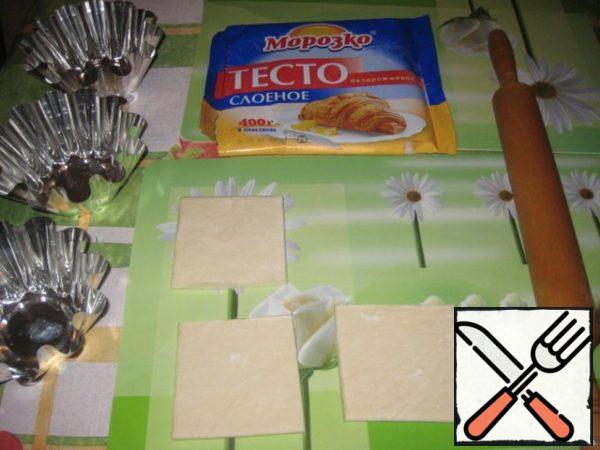 Defrost the puff pastry and cut into pieces of suitable shapes.