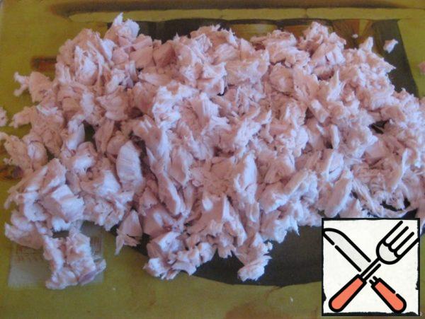 Boil the chicken breast in salted water for 30 minutes. Lower into boiling water! Boiled chicken breast finely chop.