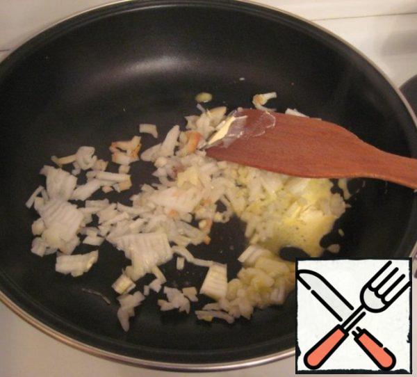 Finely chop the onion and fry in butter.
