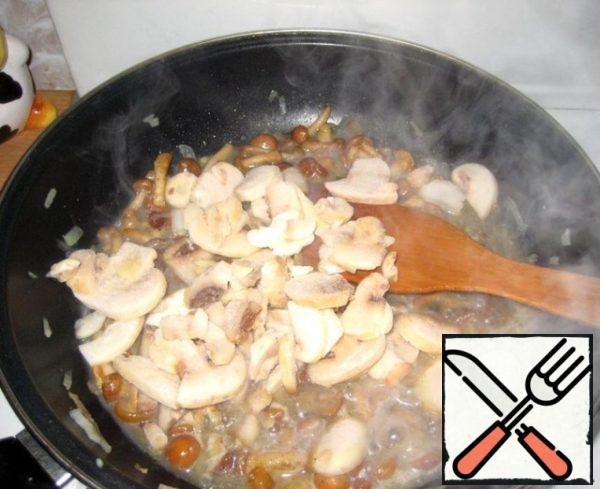 Add the champignons and fry for another 5 minutes.