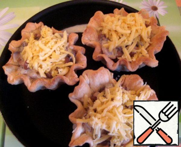 Sprinkle grated cheese on top. And we send it to the oven at 180 degrees for 15 minutes. Ready.