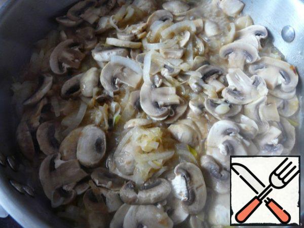 Onions cut into strips and fry in butter.
Mushrooms cut into thin large pieces, add to the onion.
Pour the juice of half a lemon at once, do not salt, add spices, cover and put out everything.