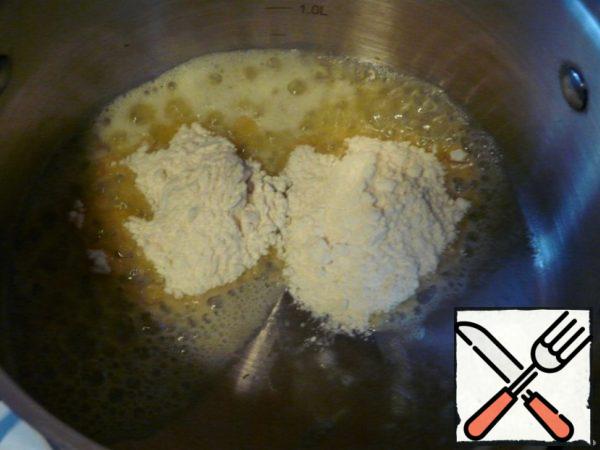 Preparing white sauce. 30 g butter melt in a saucepan with a thick bottom, add 2 tablespoons of flour.
Flour is better to make the sauce use the white and very fine grinding.