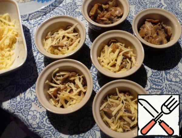 We put mushrooms and onions in julienne molds, add cheese, mix a little. Pour over the sauce.
