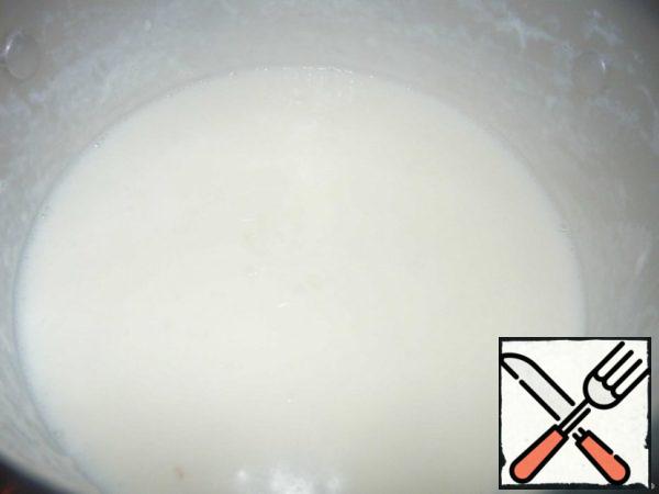 Then a thin stream pour 500 ml of milk, constantly stirring the flour with a spatula. Turn down the heat and leave to boil for 30-40 minutes.
Add some nutmeg at the end.