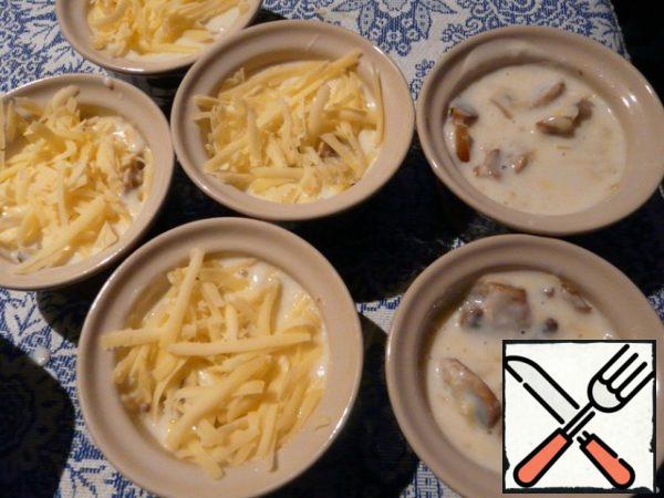 Sprinkle cheese on top. Bake in the oven for 15 minutes at 180 degrees.
Enjoy your meal!
It's delicious to put Dor-blue with mushrooms.