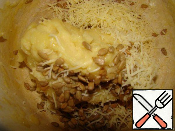 Bring water with oil and salt to a boil, add flour and quickly knead the dough. Let the dough cool down a little, add the eggs. Mix well. Add grated cheese and seeds.
