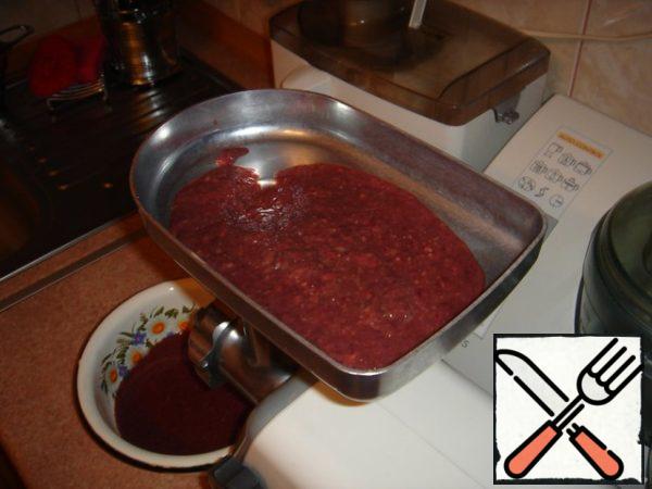 Beef liver soak in water with salt or milk at least for at least 4 hours. Separate from the films, cut and twist into a meat grinder with onion and chicken liver 2 times.