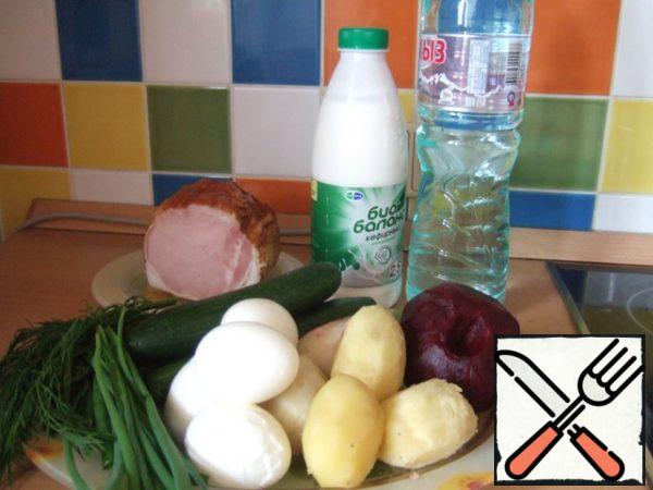 Boil potatoes, beets, eggs. Peel the vegetables.
Cool the mineral water and yogurt.
