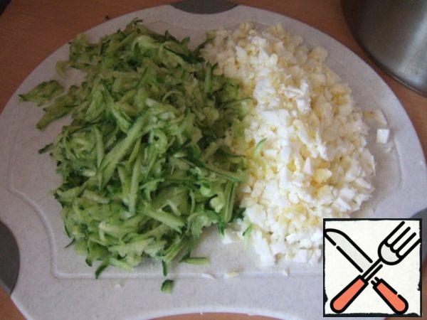 Cut the eggs into small pieces, but do not turn them into porridge.
Grate cucumbers on a coarse grater with straws (like noodles).
