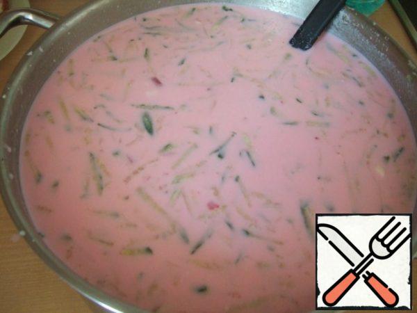 In a pan with the meats, pour the yogurt and well promoseven. Let's stand for a few minutes. Then dilute with mineral water.
Usually the proportion is 1x1.
Salt. All mix well. And a little more standing.