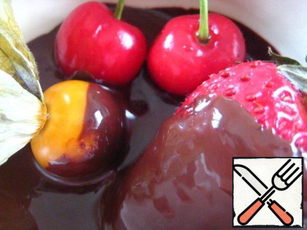 The second option (cold): fruits dip in chocolate,