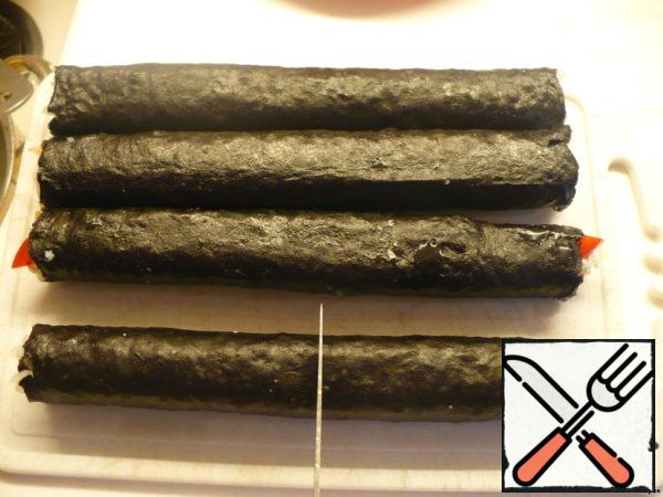 Now - the most delicious, in my opinion, are tempura poppies or hot rolls in tempura flour. This is an ideal option, but ordinary flour is also suitable (as in my case). Roll a roll out of half a sheet of nori. The filling is the same as in the case of the giants. The only difference is that since the rolls are made from half a sheet, the strips of filling should be thin and consist of no more than 3 components (for example: cucumber, almette, shrimp), and the rice should be spread in a thin layer - 2-3 rice. You can make rolls along the entire length, but I like small ones, for one bite.
