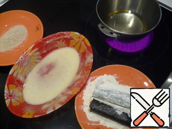 Now prepare 3 plates: put flour in the first, breadcrumbs in the second, prepare the usual dough from one egg, flour and ice water in the third (I just took an ice cube and waited until it melted). The dough should have the consistency of pancakes. Tempura macs are eaten hot, so prepare the dough just before serving. So, cut the rolls in half, roll in flour, then in batter and last of all - in breadcrumbs.

