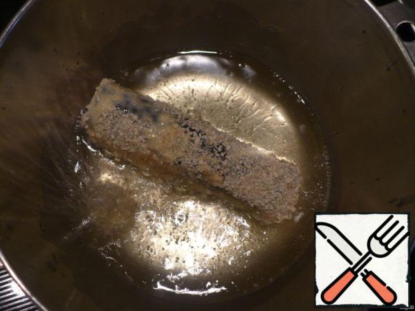 Put it in boiling oil. The oil should cover the rolls more than half, then they will not absorb the excess.
