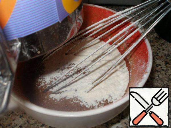 From eggs, milk, flour, sugar and cocoa powder to prepare pancake batter. It should turn dark brown, so the number of cocoa can be slightly increased (or reduced, " by eye»)