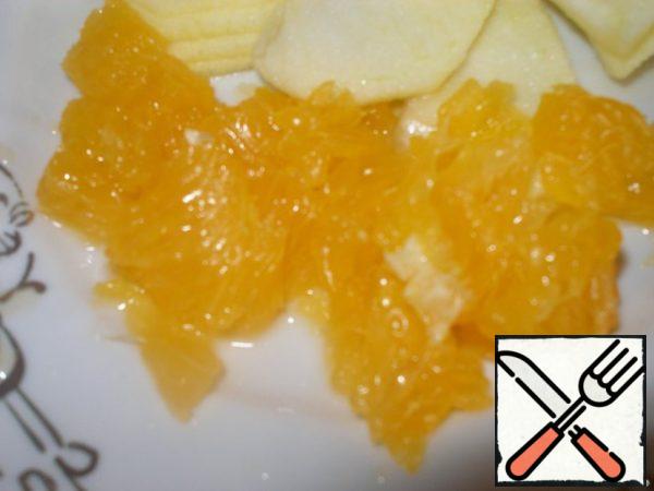 To prepare the filling. Peel the orange and divide into slices. Remove the pulp from each slice and cut it into small pieces. Try not to leave any film. Peel half of the apple from the peel and seeds, cut it first into thin slices, and then into slices – into thin cubes.
