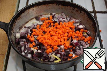 Toss the onion diced carrots for the company.