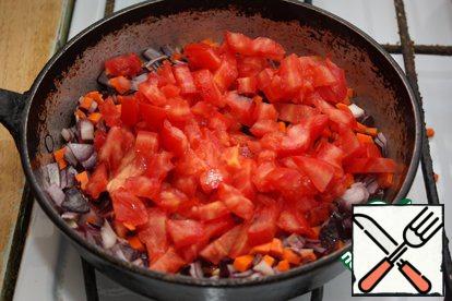 There also send diced tomato, stir and simmer for 10 minutes under the lid over low heat.