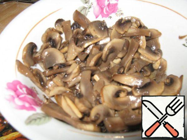 Take mushrooms, wash, dry and cut into thin plates. Fry in vegetable oil, give the oil to drain.