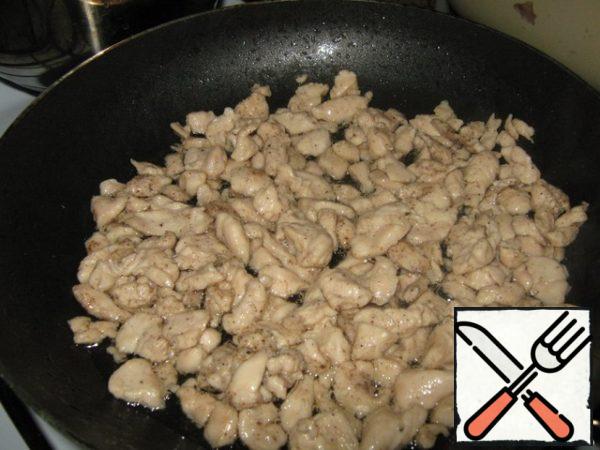 Chicken fillet beat off and cut into small pieces, fry until half cooked, but not browned.