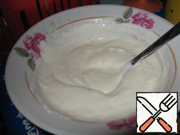 Prepare the sauce: for this sour cream, flour and butter mix to avoid lumps.