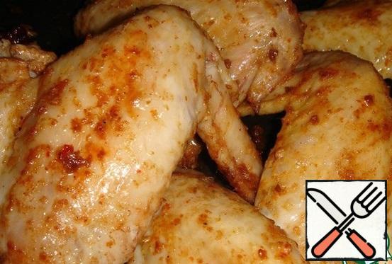Grease a baking dish with vegetable oil and spread her wings.
Bake in the oven at an average temperature of 15 minutes.
Then turn and bring to readiness, the wings should be browned.