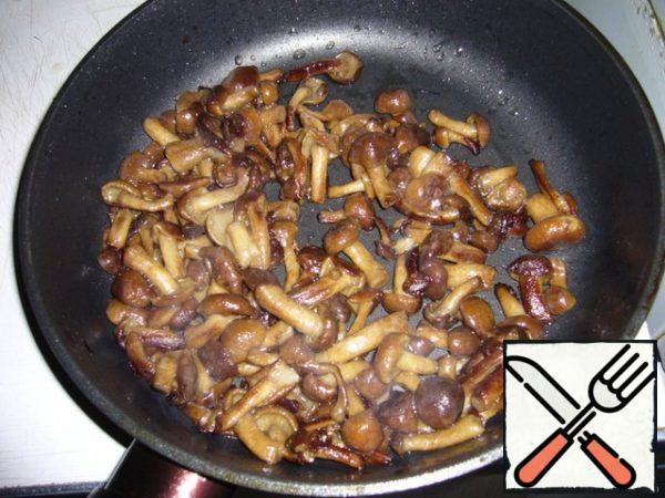 While boiled eggs fry the mushrooms and then put them to cool.