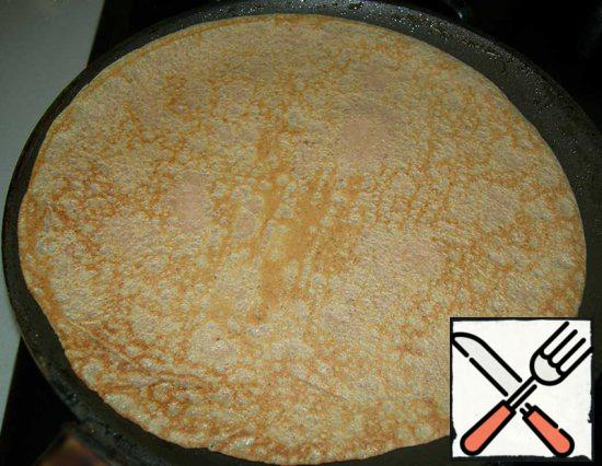 On a heated frying pan with a diameter of 20-24 cm pour a spoon of dough and bake cakes like pancakes, frying on both sides. Grease the pan with oil is necessary only for the first cake, the rest will be separated by the oil inside the dough.