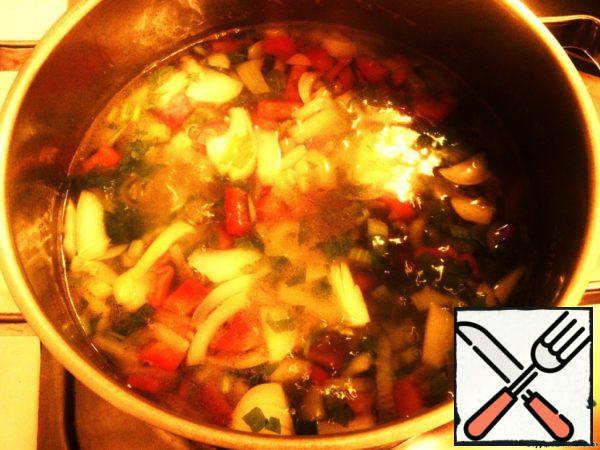 Cut the potatoes into medium cubes, onion, celery, hot and sweet pepper finely chop. Boil the above products in vegetable broth, adding vegetable oil to the pan. Cook over medium heat for about 40 minutes to soften the vegetables.
