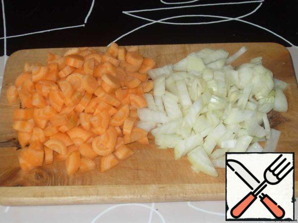 Carrots cut into rings, onions chop.