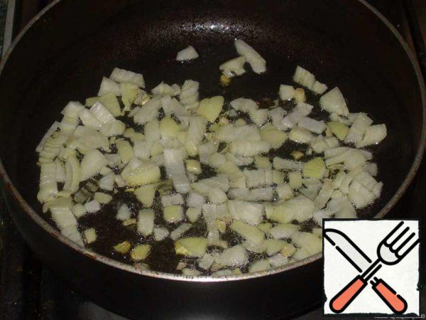 In a deep saucepan in vegetable oil fry onions until transparent.