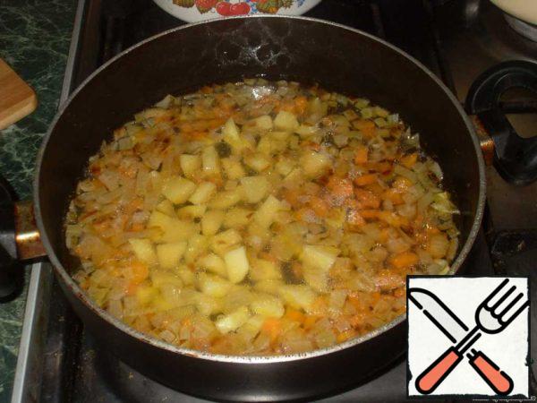 Add potatoes, pour 1 liter of water, bring to a boil, salt.