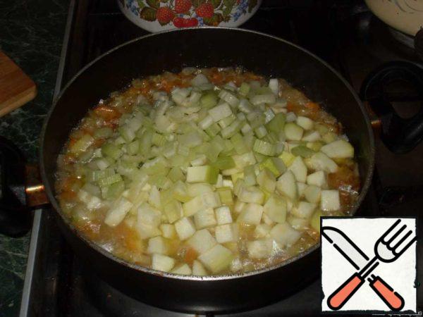 Pour celery and zucchini. Add grated ginger. On a small fire, stew the vegetables until tender.