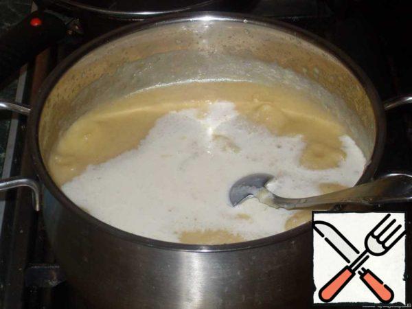 Put the pan with mashed potatoes on the fire, pour the cream, dilute the vegetable broth to the desired consistency and warm, without bringing to a boil. If you want to cook a meatless option, the cream eliminate.