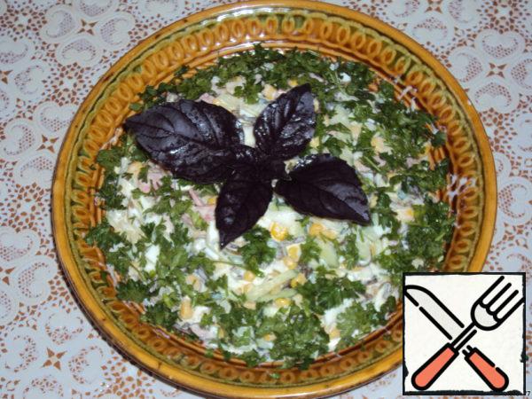 Put the salad on a dish, sprinkle with chopped parsley and decorate to your taste.