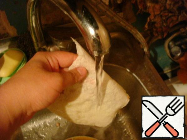 To cheese easily wrapped in pita bread, wet it (pita) a little water. Then the rolls won't spin in Your pan, and you won't burn your fingers with boiling oil like I did, keeping them from spinning.