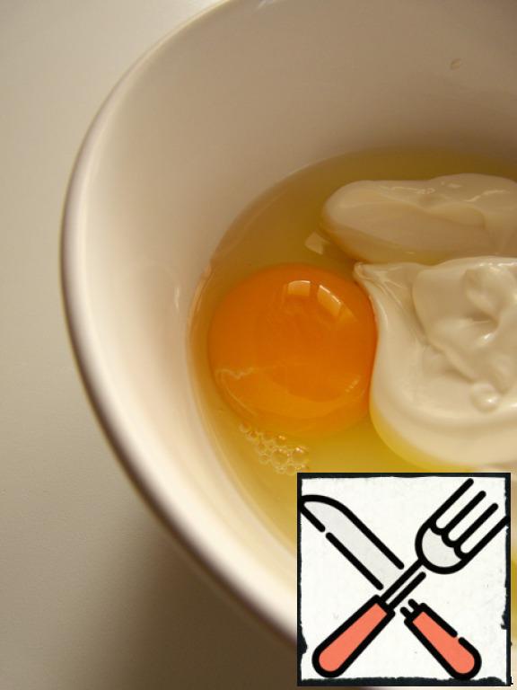 Mix egg with cream.
