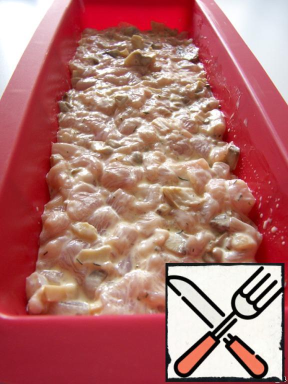 Form cake pan we shall vegetable oil and put in her meat mixture. You can also form lay slices of bacon. Put in a well-heated oven for 90 minutes at a temperature of 190°C.