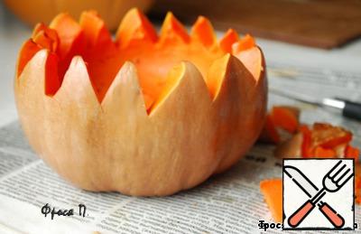 While preparing a stick, you can lightly decorate the pumpkin. Cut zigzag edges, make holes in them.