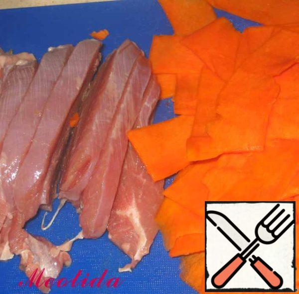 Fillet cut into pieces, pumpkin-thin plates (I cut with a knife to clean vegetables)
All sprinkle with salt and pepper.