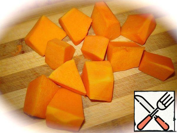 In the meantime, boil the potatoes, cut the peeled pumpkin into pieces (about 4-5 cm) and also cook in slightly salted water.