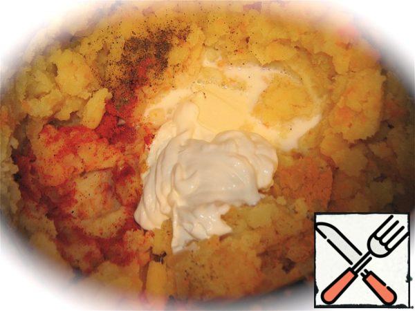 Then add milk (preferably boiled), butter and sour cream. And mash everything very carefully until a homogeneous mass is obtained.