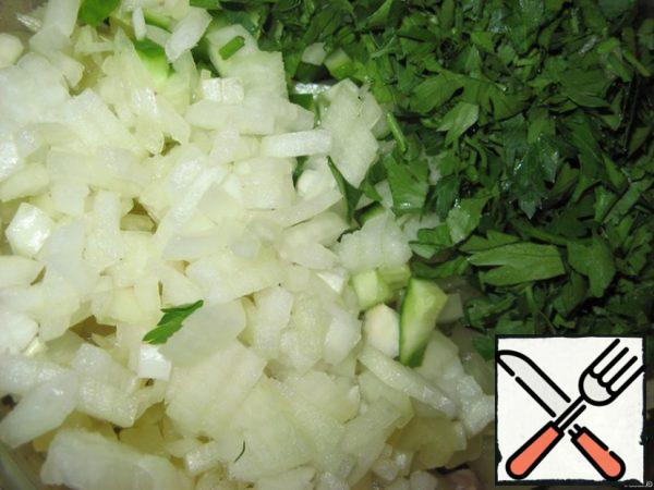 Finely chop the parsley.Mix hearts, cucumber, pineapple, onion, parsley, salt and season with mayonnaise.
On the edges of the posting a carrot.